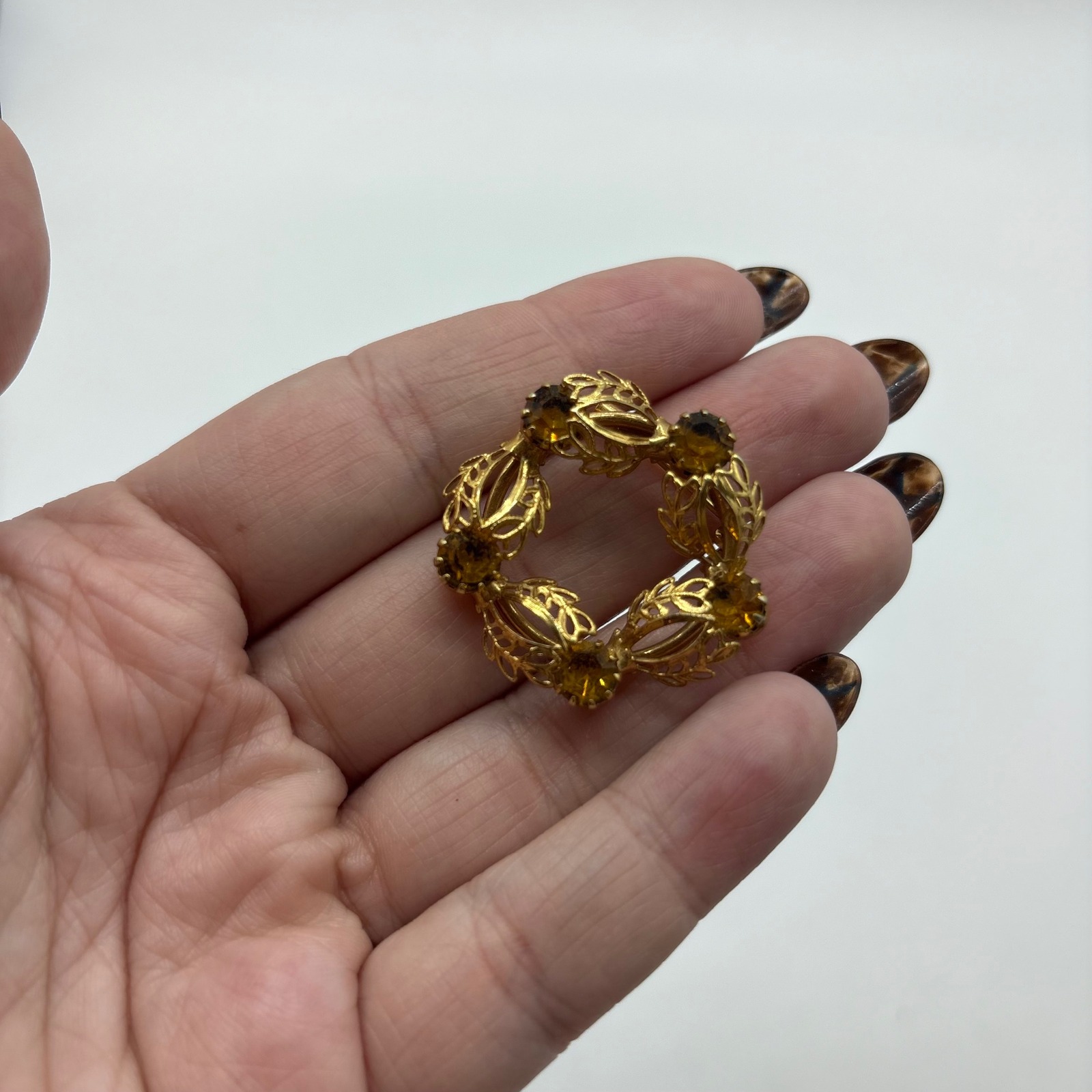 Vintage Gold Tone Rhinestone Filigree Leaf Wreath Circle Brooch Pin J12